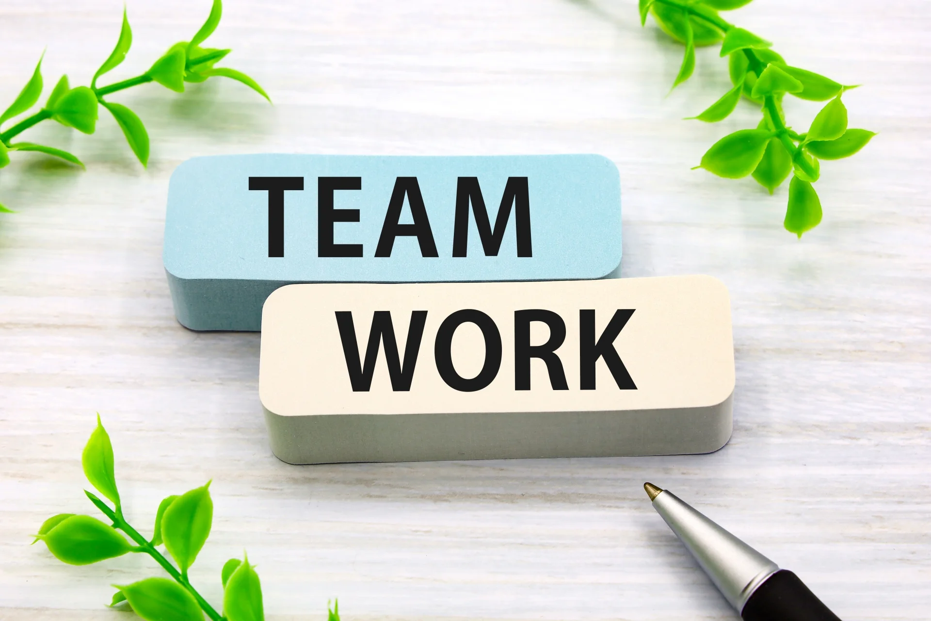 【モダナイゼーション推進に向けた組織の在り方】をイメージできる画像。