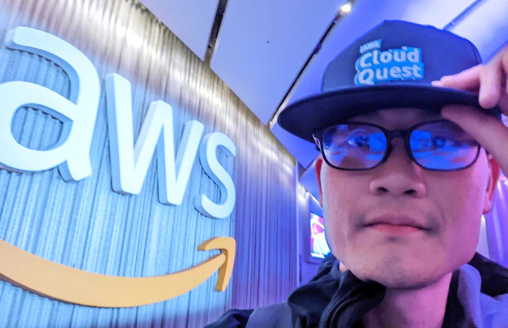 AWS re:Invent会場前で撮影