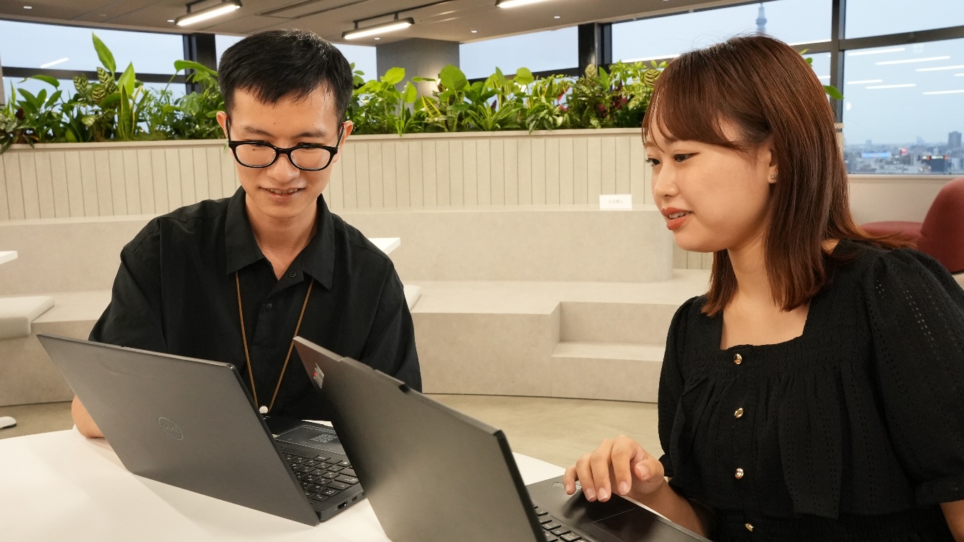 システムの利用状況を確認する松本氏（左）と高橋（右）
