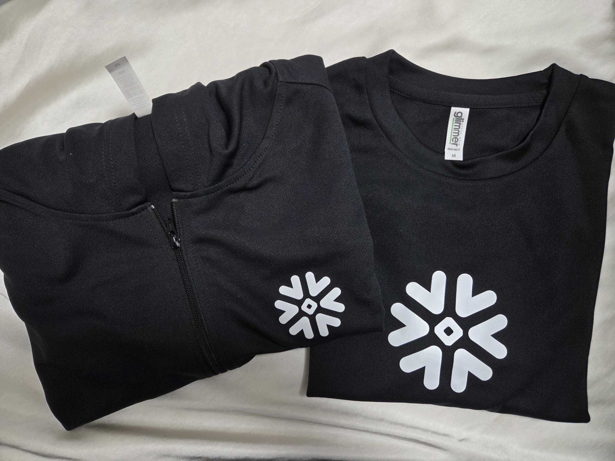 ラウンジで配布されたノベルティのTシャツとパーカー
